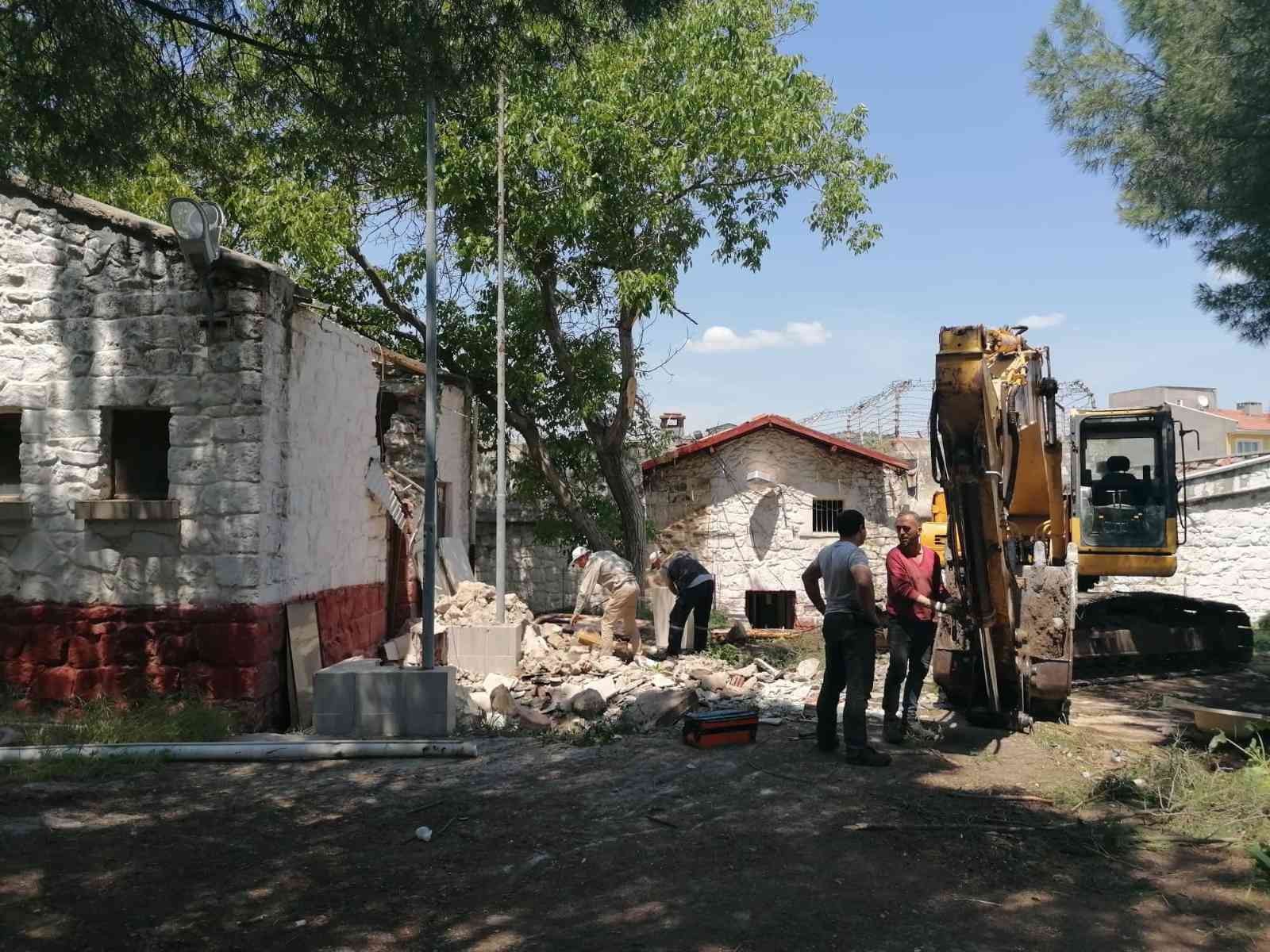 Çanakkale’nin Çan ilçesinde bulunan A tipi Kapalı Ceza İnfaz Kurumu yıkıldı. Çan Karşıyaka mahallesine 1952 yılında yapılan ve 70 yıldır Adalet ...