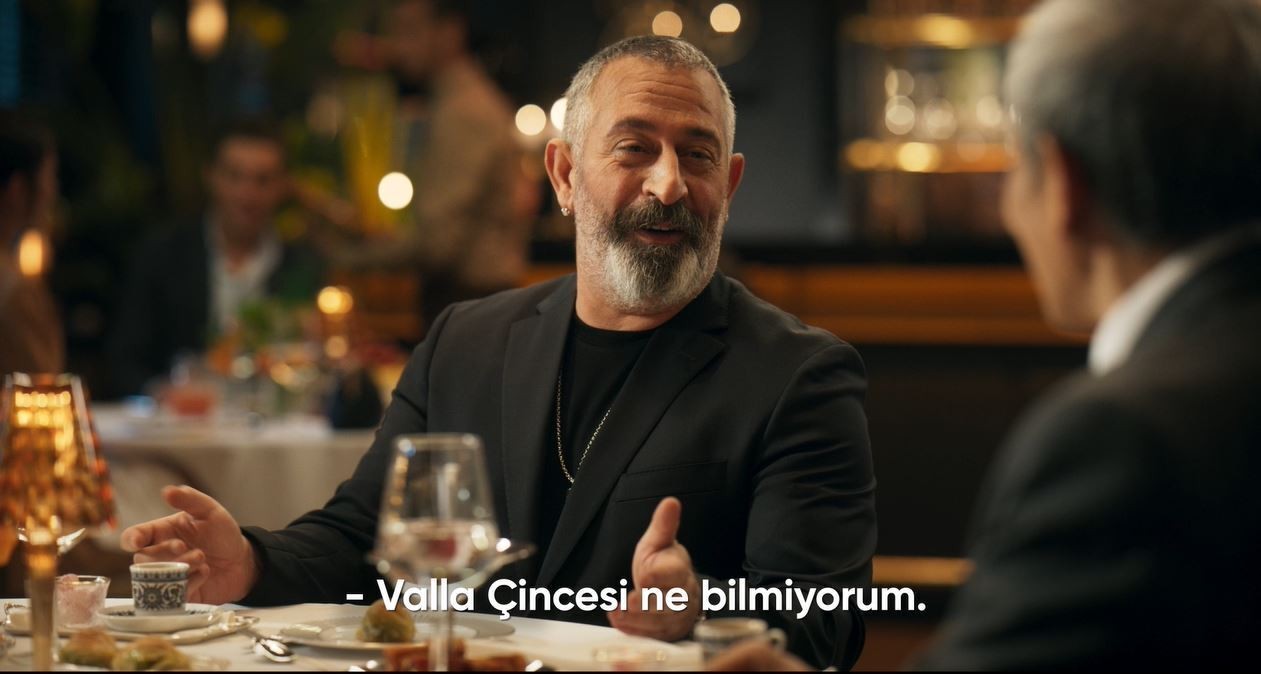 Daha önce hem stand-up gösterilerinde hem de Ali Baba ve Yedi Cüceler, GORA gibi sinema filmlerinde kullandığı farklı yabancı dillerdeki ...