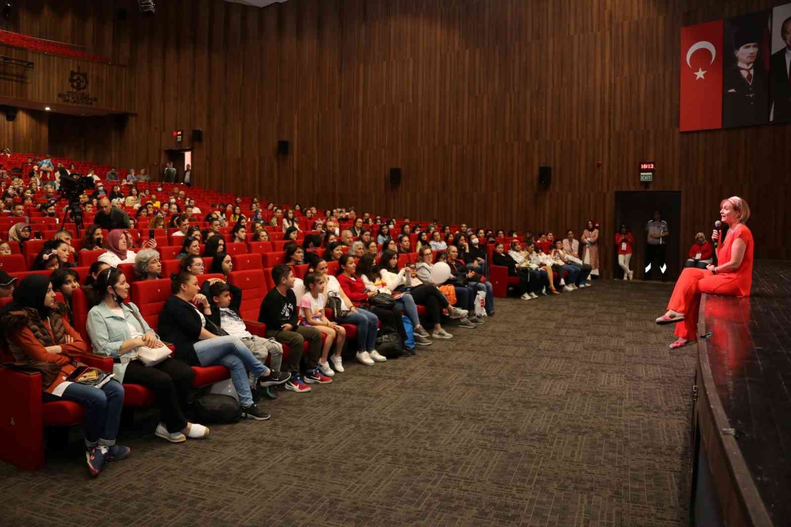 Kocaeli Kitap Fuarı’na konuşmacı olarak katılan oyuncu Ceyda Düvenci, oyunculuğa devam ettiğini söyleyerek, TV dizilerindeki çalışma koşullarını ...