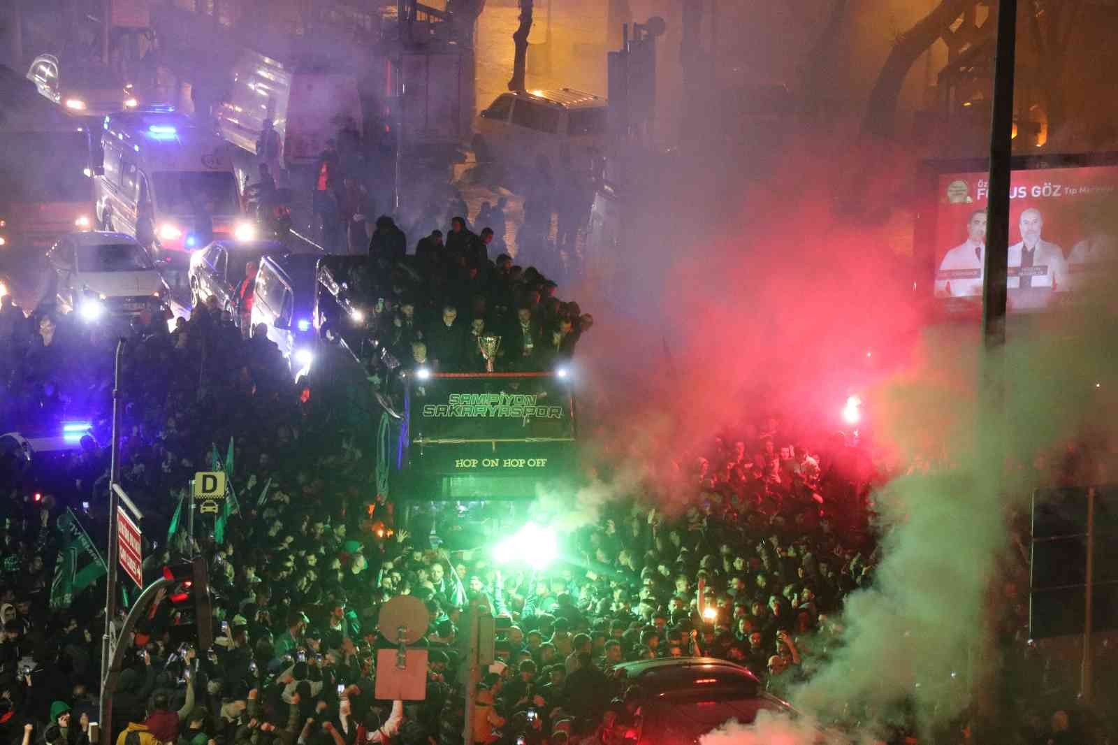 TFF 2.Lig’i geride bırakarak Spor Toto 1. Lig’e yükselen Sakaryaspor, sahip olduğu kupayla şehir turu gerçekleştirdi. On binlerce insanın sokağa ...