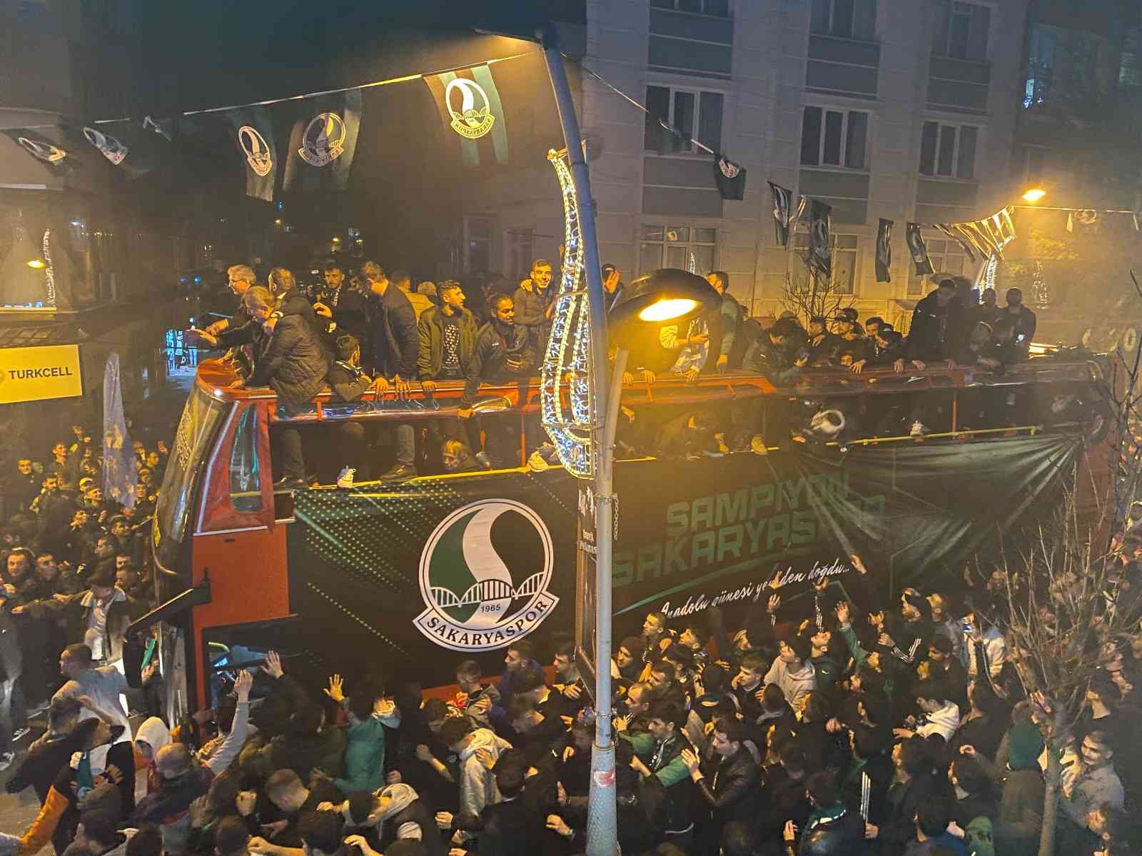 TFF 2.Lig’i geride bırakarak Spor Toto 1. Lig’e yükselen Sakaryaspor, sahip olduğu kupayla şehir turu gerçekleştirdi. On binlerce insanın sokağa ...