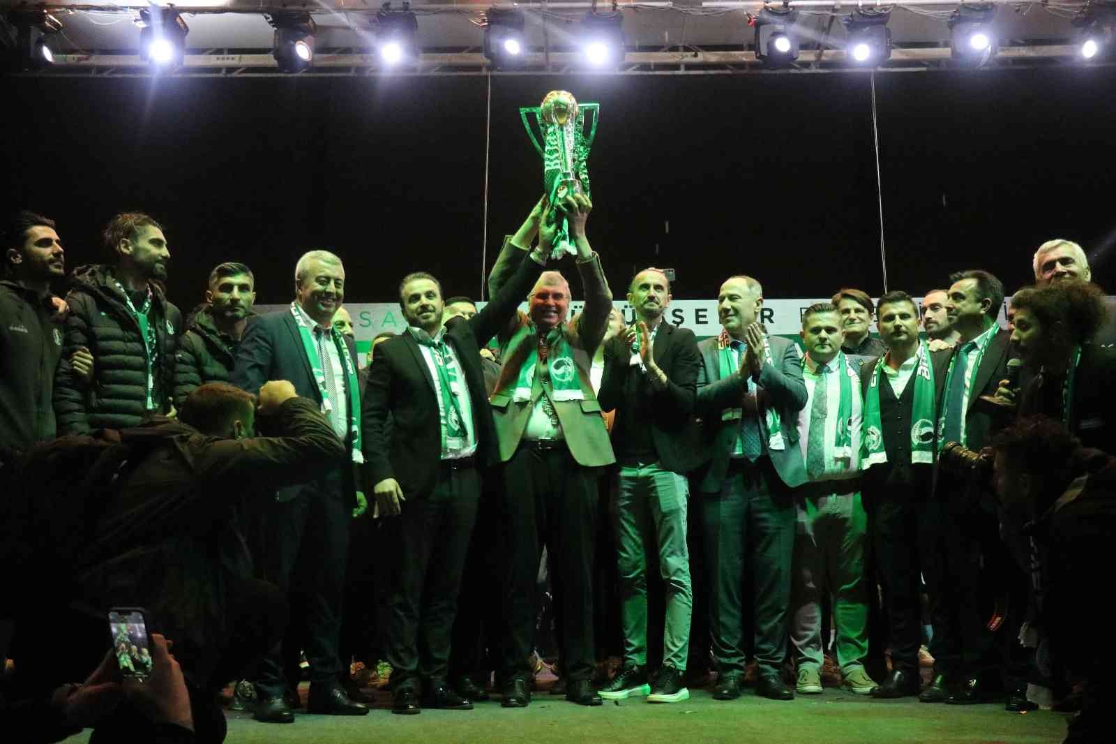 TFF 2.Lig’i geride bırakarak Spor Toto 1. Lig’e yükselen Sakaryaspor, sahip olduğu kupayla şehir turu gerçekleştirdi. On binlerce insanın sokağa ...