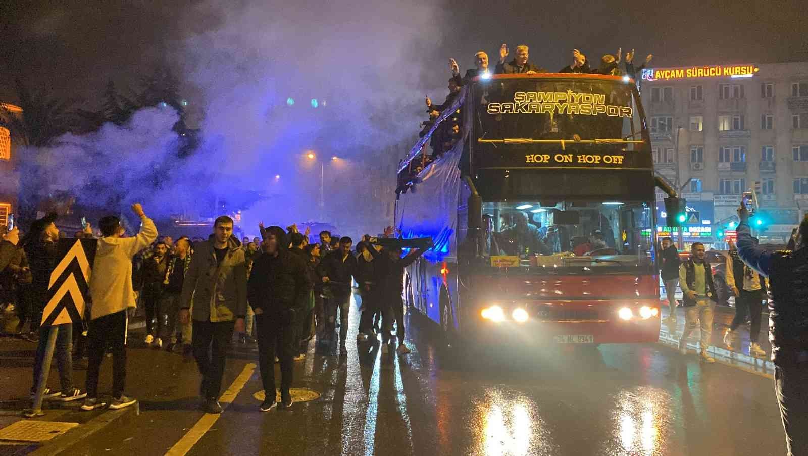 TFF 2.Lig’i geride bırakarak Spor Toto 1. Lig’e yükselen Sakaryaspor, sahip olduğu kupayla şehir turu gerçekleştirdi. On binlerce insanın sokağa ...