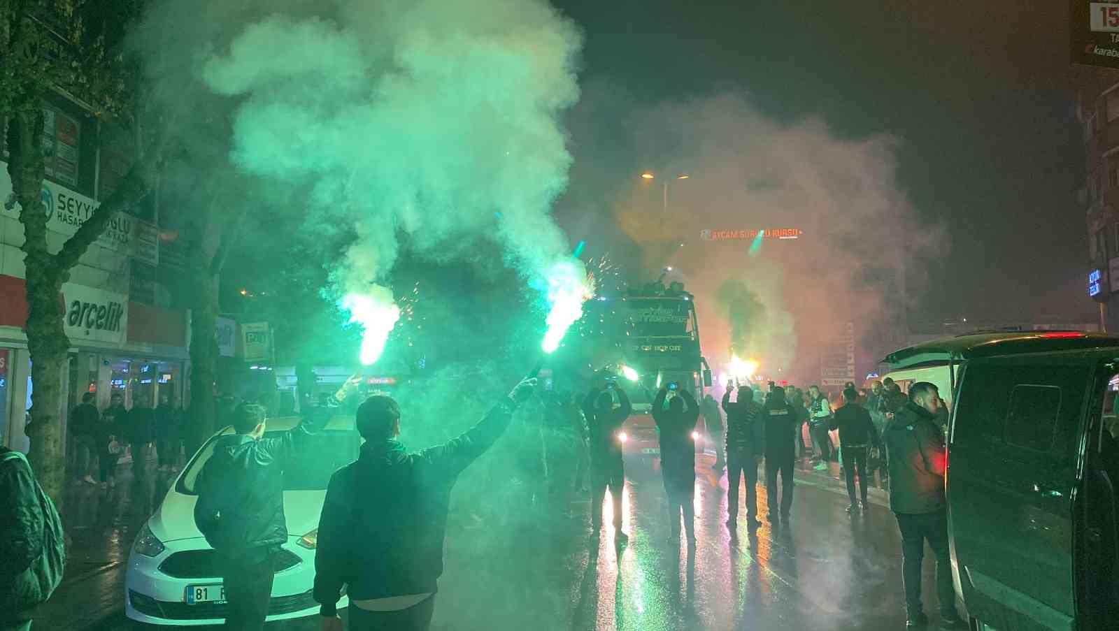 TFF 2.Lig’i geride bırakarak Spor Toto 1. Lig’e yükselen Sakaryaspor, sahip olduğu kupayla şehir turu gerçekleştirdi. On binlerce insanın sokağa ...