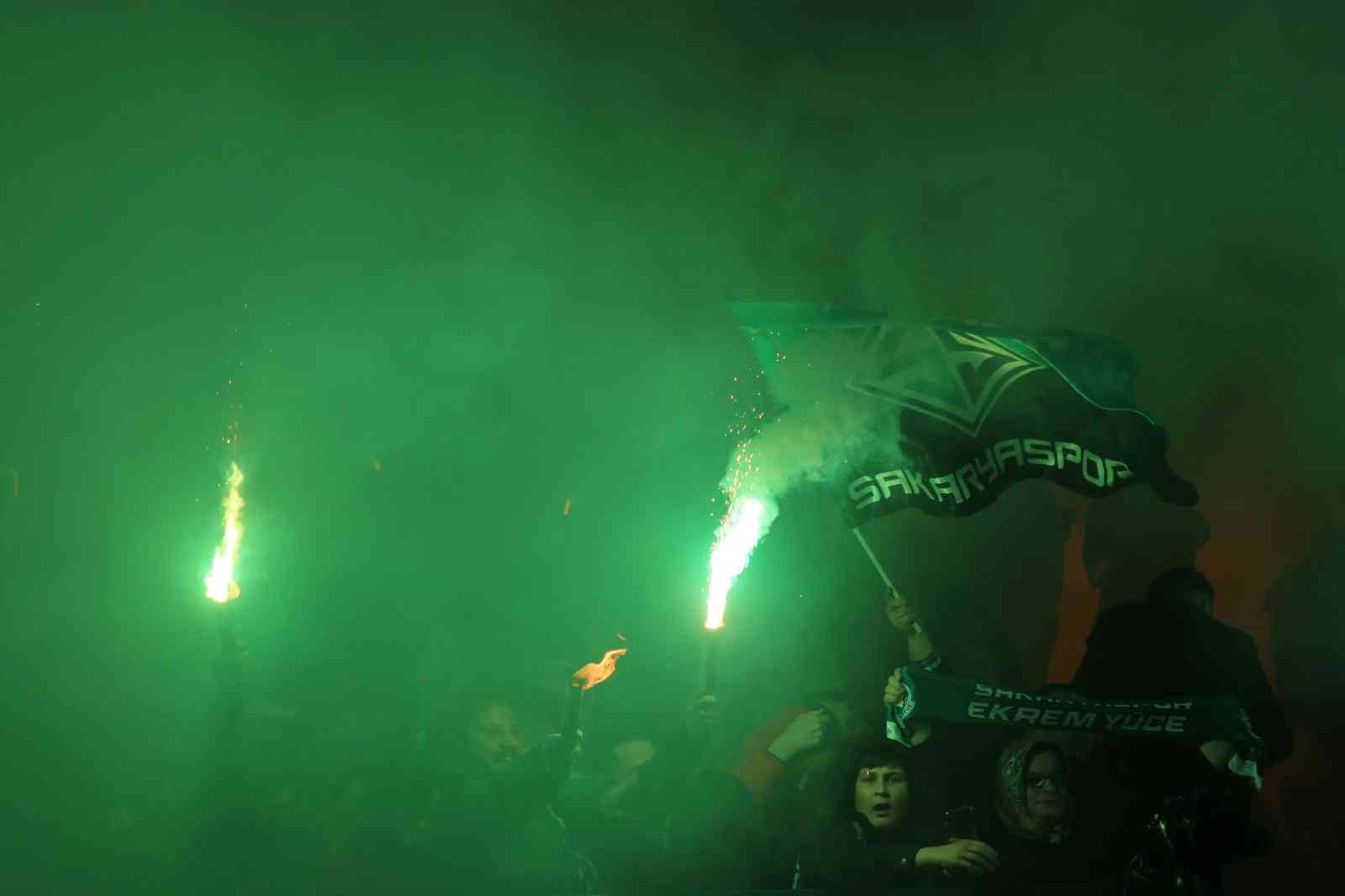 TFF 2.Lig’i geride bırakarak Spor Toto 1. Lig’e yükselen Sakaryaspor, sahip olduğu kupayla şehir turu gerçekleştirdi. On binlerce insanın sokağa ...