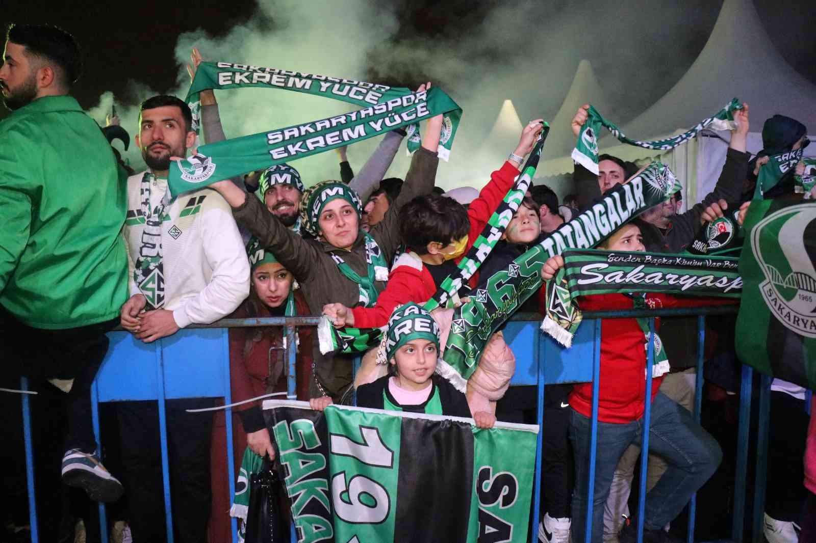 TFF 2.Lig’i geride bırakarak Spor Toto 1. Lig’e yükselen Sakaryaspor, sahip olduğu kupayla şehir turu gerçekleştirdi. On binlerce insanın sokağa ...