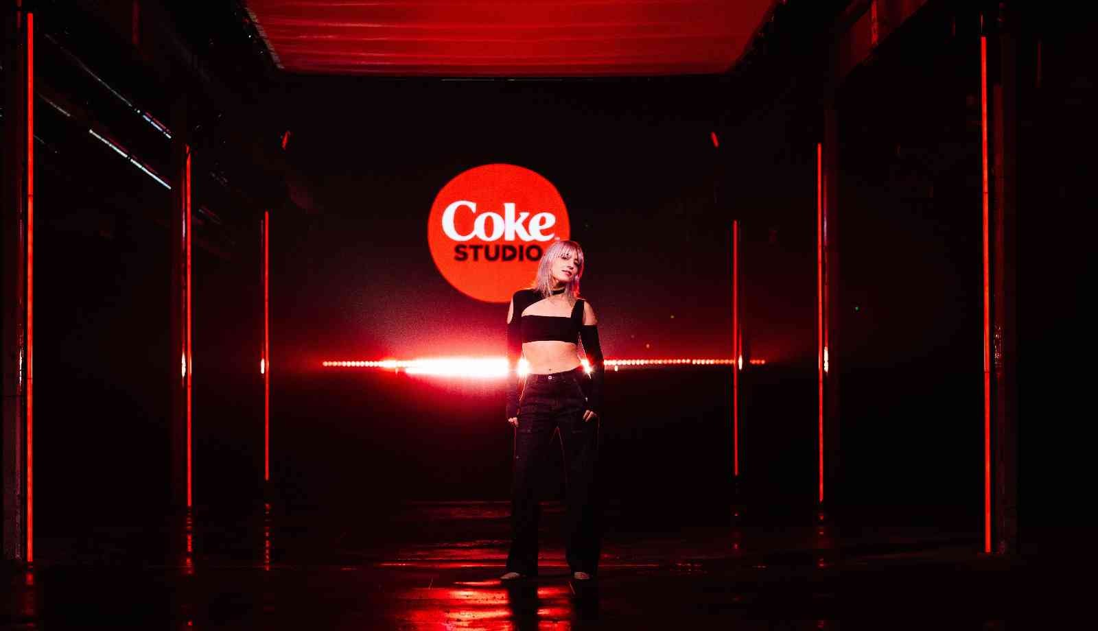 Dünyanın dört bir yanından yeni müzisyenleri bir araya getiren Coke Studio’nun global tanıtımı, Queen’in ikonik şarkılarından ‘A Kind Of Magic ...