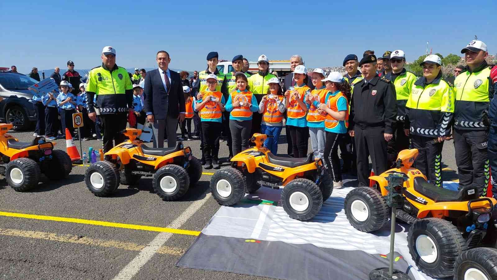 Tekirdağ’da Karayolu Trafik Güvenliği Haftası etkinliklerinde sahilde oluşturulan parkurda çocuklara trafik kuralları konusunda eğitim verildi ...