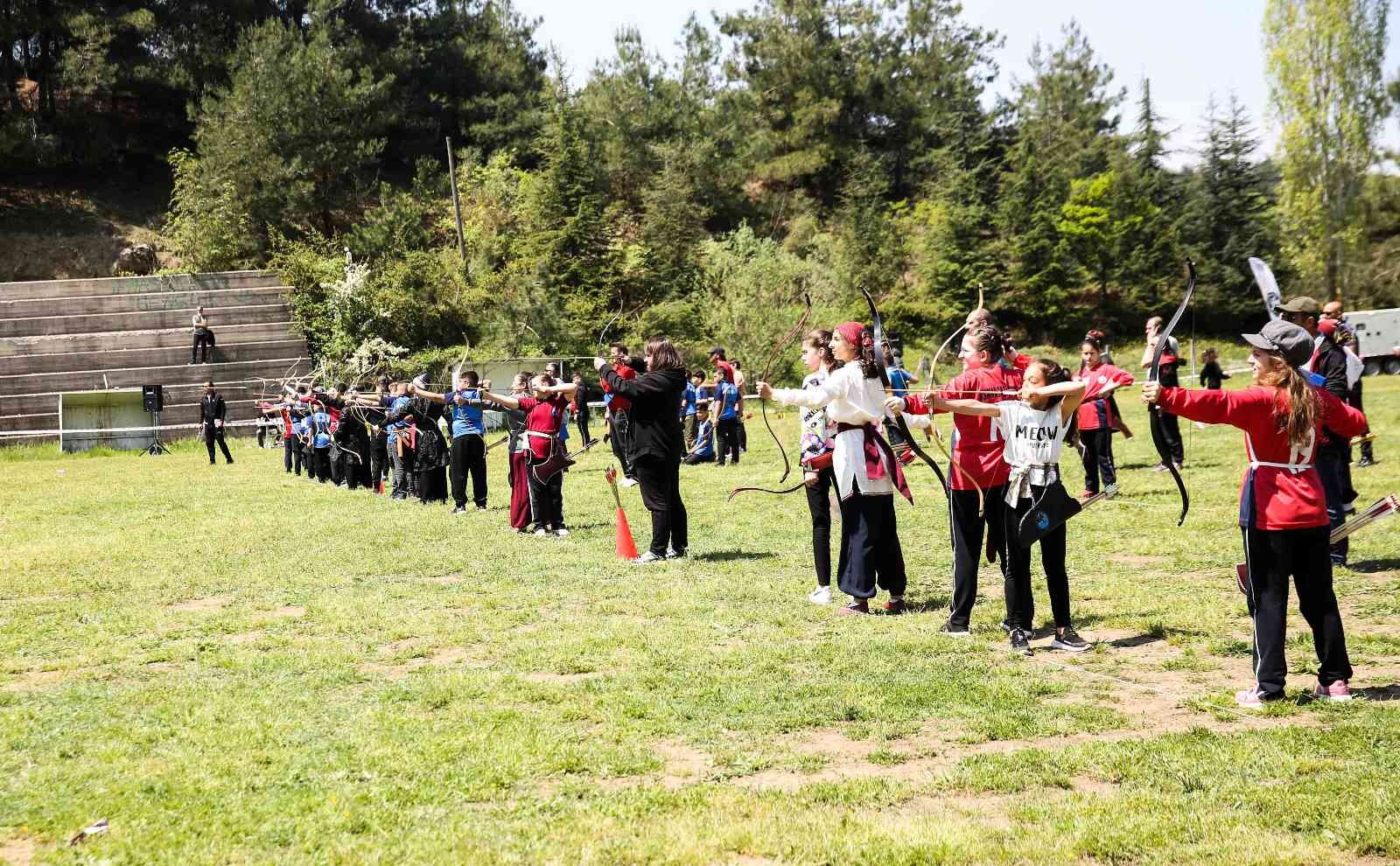 Nilüfer 20. Uluslararası Spor Şenlikleri kapsamında düzenlenen Geleneksel Türk Okçuluğu müsabakalarına katılım, gençlerin son yıllarda okçuluk ...