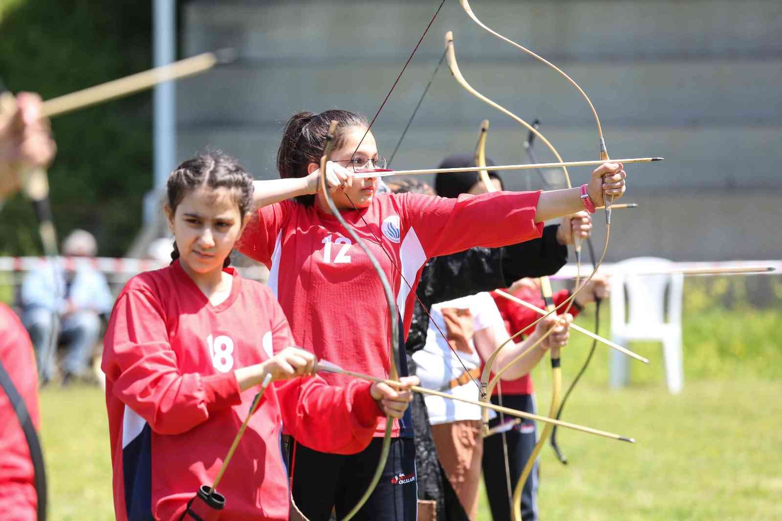 Nilüfer 20. Uluslararası Spor Şenlikleri kapsamında düzenlenen Geleneksel Türk Okçuluğu müsabakalarına katılım, gençlerin son yıllarda okçuluk ...