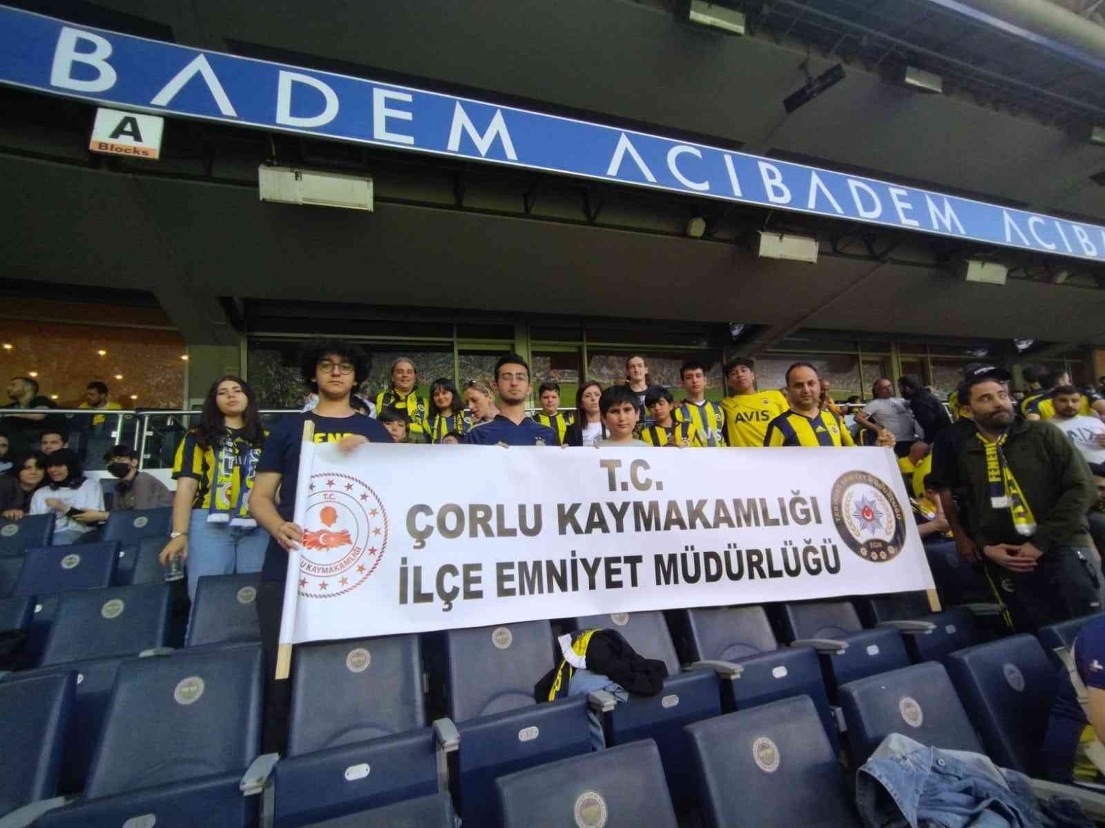 Tekirdağ’ın Çorlu ilçesinde öğrenim gören öğrenciler polis ağabeyleri ile birlikte Fenerbahçe-Fatih Karagümrük maçını tribünden izledi. Çorlu ...