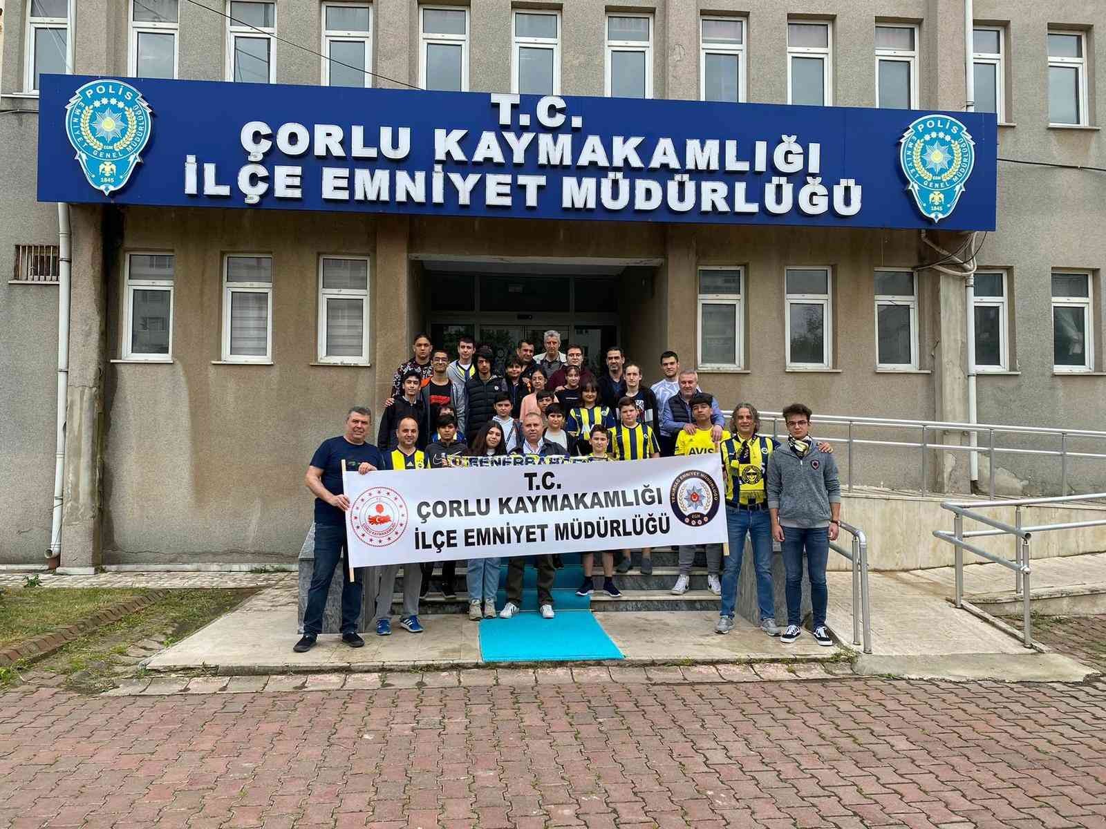 Tekirdağ’ın Çorlu ilçesinde öğrenim gören öğrenciler polis ağabeyleri ile birlikte Fenerbahçe-Fatih Karagümrük maçını tribünden izledi. Çorlu ...