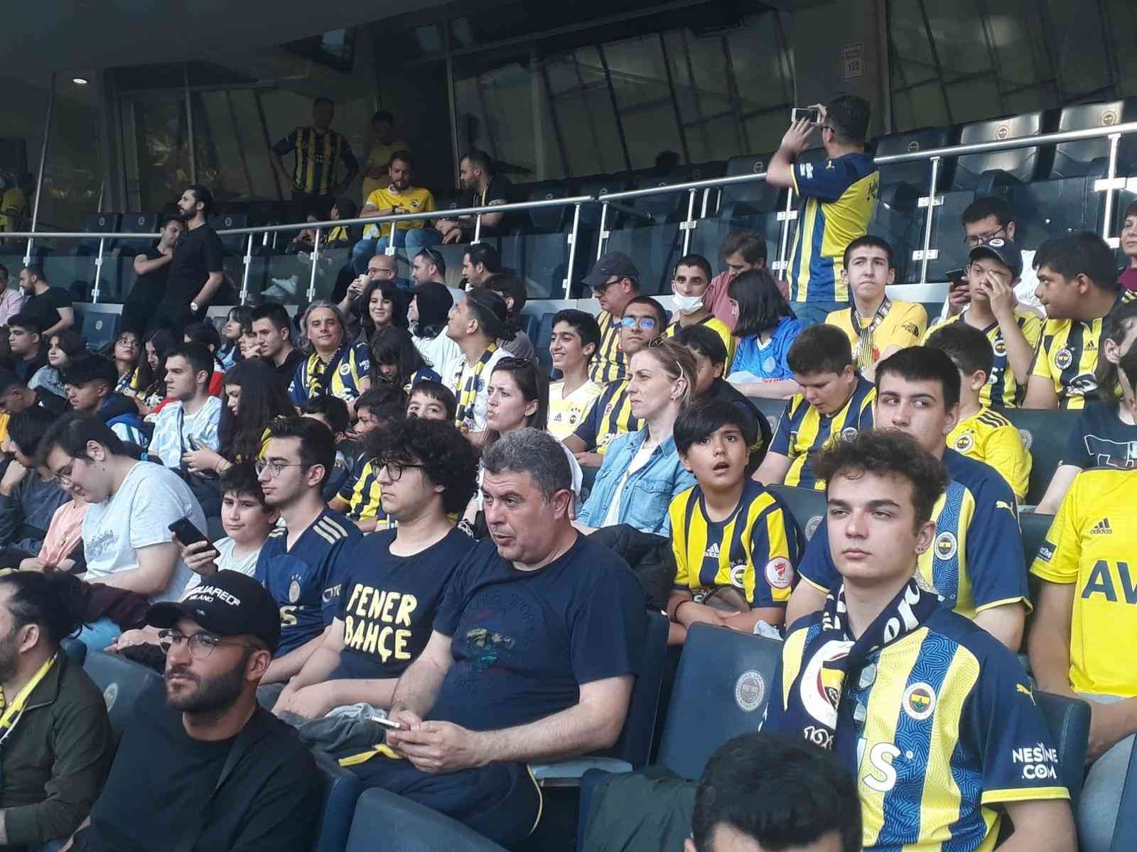 Tekirdağ’ın Çorlu ilçesinde öğrenim gören öğrenciler polis ağabeyleri ile birlikte Fenerbahçe-Fatih Karagümrük maçını tribünden izledi. Çorlu ...