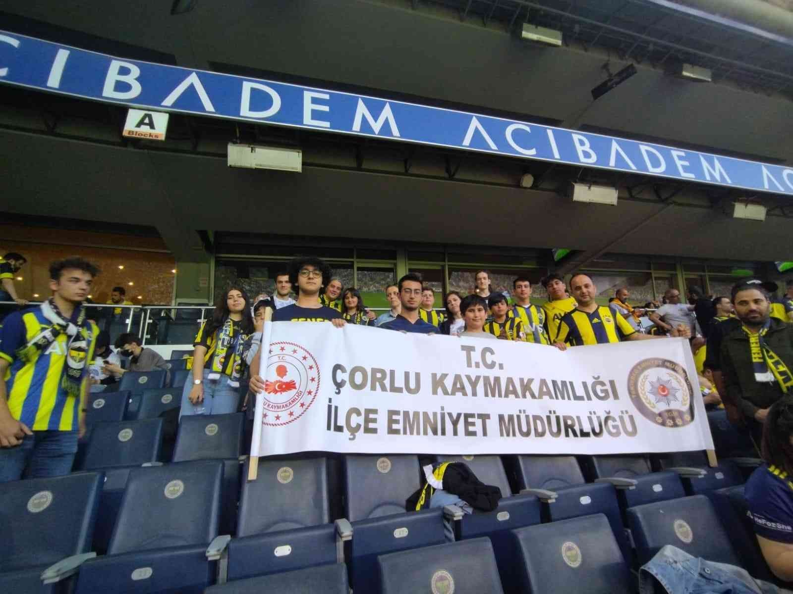 Tekirdağ’ın Çorlu ilçesinde öğrenim gören öğrenciler polis ağabeyleri ile birlikte Fenerbahçe-Fatih Karagümrük maçını tribünden izledi. Çorlu ...