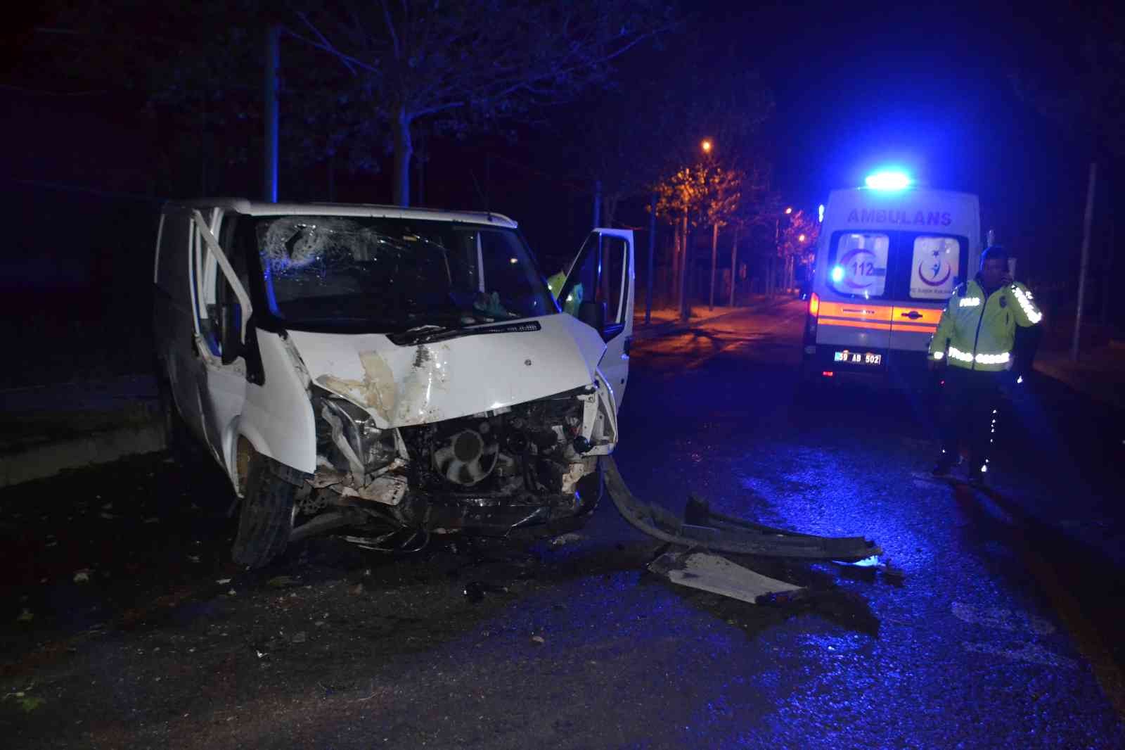 Tekirdağ’ın Çorlu ilçesinde alkollü sürücünün kullandığı panelvan minibüs, ağaca çarptı. Kazada sürücü ağabey yaralanırken, kardeşi hayatını ...