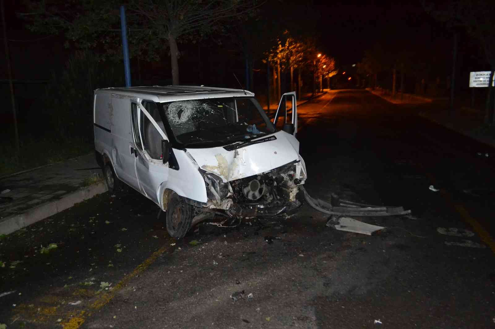 Tekirdağ’ın Çorlu ilçesinde alkollü sürücünün kullandığı panelvan minibüs, ağaca çarptı. Kazada sürücü ağabey yaralanırken, kardeşi hayatını ...