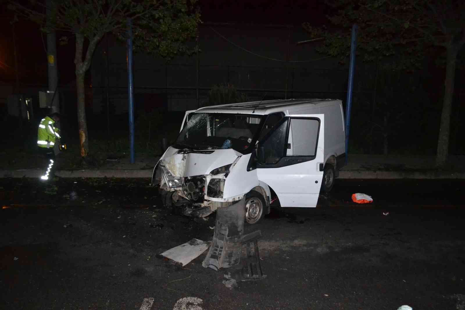 Tekirdağ’ın Çorlu ilçesinde alkollü sürücünün kullandığı panelvan minibüs, ağaca çarptı. Kazada sürücü ağabey yaralanırken, kardeşi hayatını ...