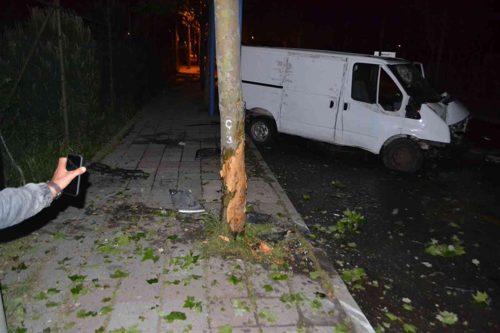 Tekirdağ’ın Çorlu ilçesinde alkollü sürücünün kullandığı panelvan minibüs, ağaca çarptı. Kazada sürücü ağabey yaralanırken, kardeşi hayatını ...