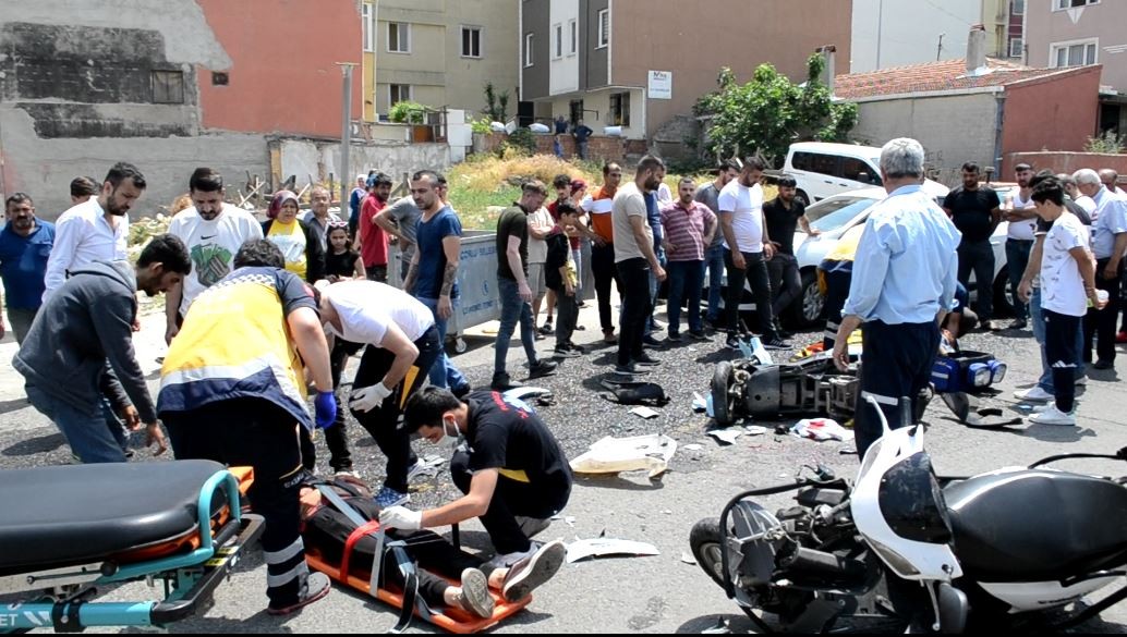 Tekirdağ’ın Çorlu ilçesinde iki motosikletin kafa kafaya çarpıştığı feci kaza kameraya yansıdı. Can pazarı yaşanan olayda 3 kişi yaralandı. Kaza ...