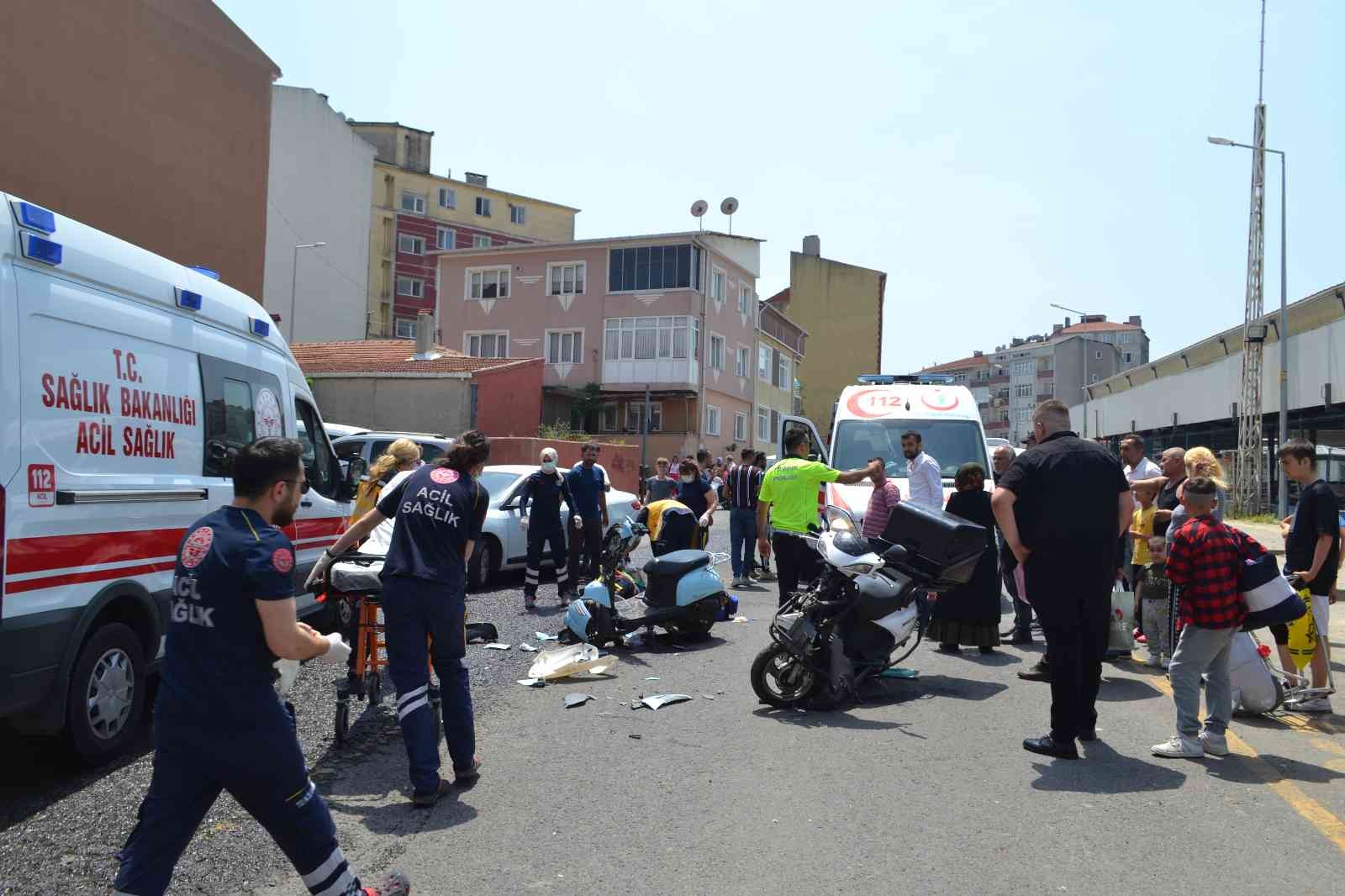 Tekirdağ’ın Çorlu ilçesinde iki motosikletin kafa kafaya çarpıştığı feci kaza kameraya yansıdı. Can pazarı yaşanan olayda 3 kişi yaralandı. Kaza ...