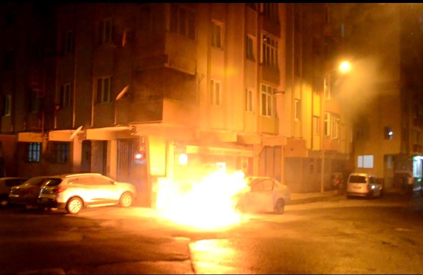 Tekirdağ’ın Çorlu ilçesinde park halindeki LPG’li otomobil alev alev yandı. Yangın anı ise saniye saniye görüntülendi. Olay, gece saatlerinde ...