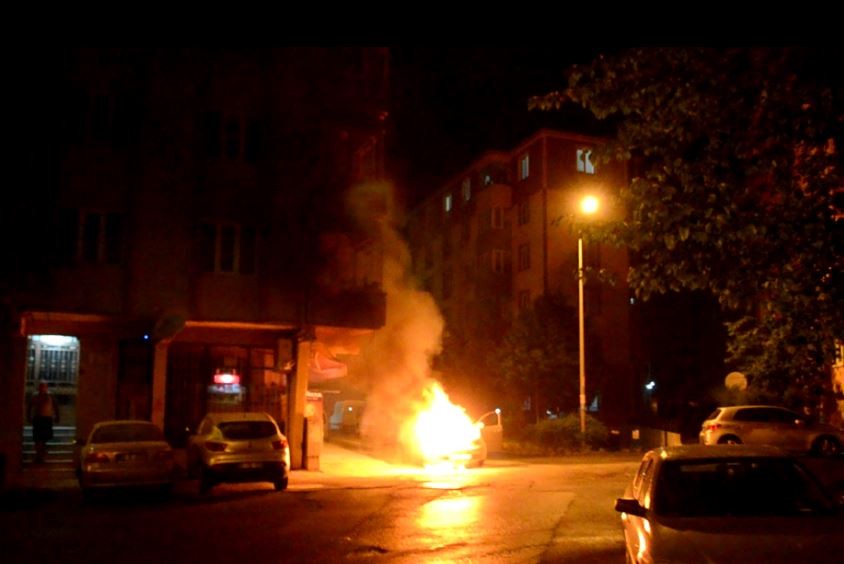 Tekirdağ’ın Çorlu ilçesinde park halindeki LPG’li otomobil alev alev yandı. Yangın anı ise saniye saniye görüntülendi. Olay, gece saatlerinde ...