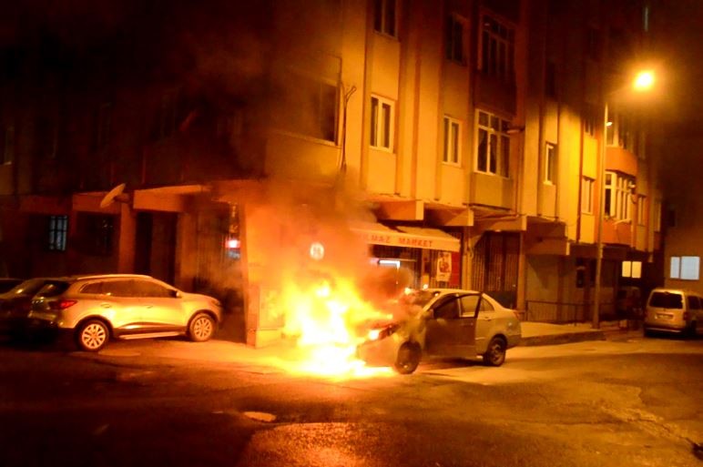 Tekirdağ’ın Çorlu ilçesinde park halindeki LPG’li otomobil alev alev yandı. Yangın anı ise saniye saniye görüntülendi. Olay, gece saatlerinde ...