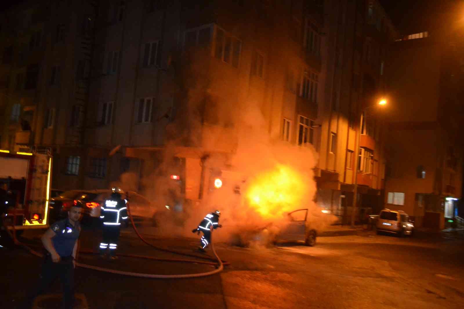 Tekirdağ’ın Çorlu ilçesinde park halindeki LPG’li otomobil alev alev yandı. Yangın anı ise saniye saniye görüntülendi. Olay, gece saatlerinde ...