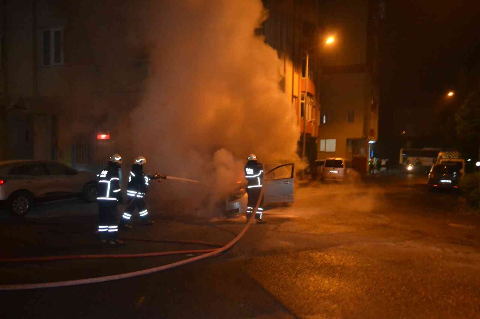 Tekirdağ’ın Çorlu ilçesinde park halindeki LPG’li otomobil alev alev yandı. Yangın anı ise saniye saniye görüntülendi. Olay, gece saatlerinde ...