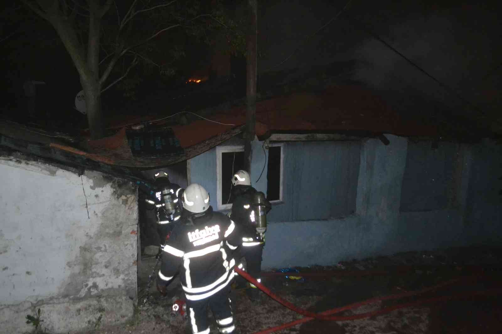 Tekirdağ’ın Çorlu ilçesinde çıkan yangın mahalleliyi sokağa döktü. Hıdırağa Mahallesi Kale Altı 2. Sokak’ta B.Ö.’ye ait tek katlı evde yangın ...