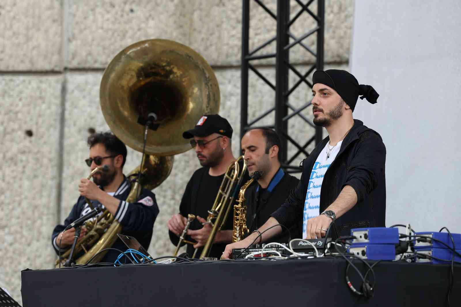 İş Sanat’ın ’Cuma İş Çıkışı’ açık hava konserleri ’Hey! Douglas’ ile yeniden başladı. İş Sanat’ın İş Kuleleri Kibele Heykeli önünde düzenlediği ...