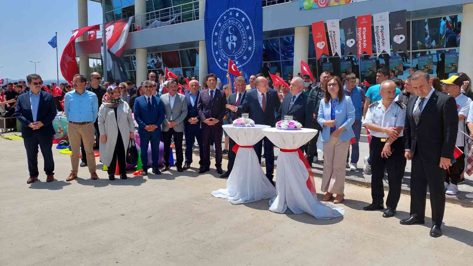 Cumhurbaşkanlığı ’Spor Aşkı Engel Tanımaz’ tırı Tekirdağ’ın Süleymanpaşa ilçesinde törenle karşılandı. Cumhurbaşkanı Recep Tayip Erdoğan ...