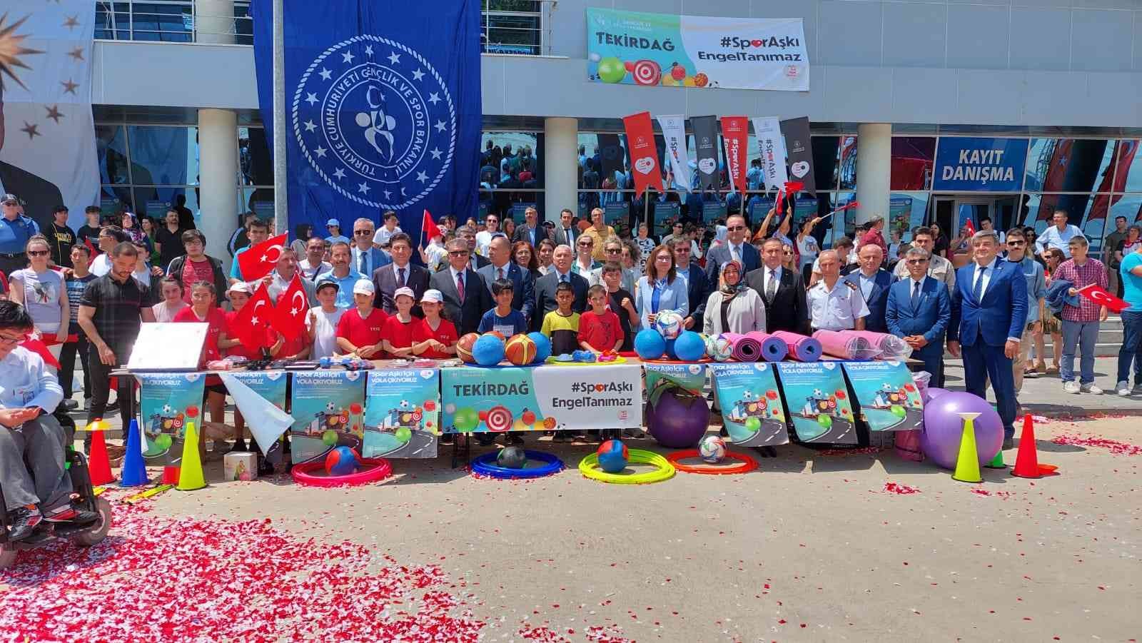 Cumhurbaşkanlığı ’Spor Aşkı Engel Tanımaz’ tırı Tekirdağ’ın Süleymanpaşa ilçesinde törenle karşılandı. Cumhurbaşkanı Recep Tayip Erdoğan ...