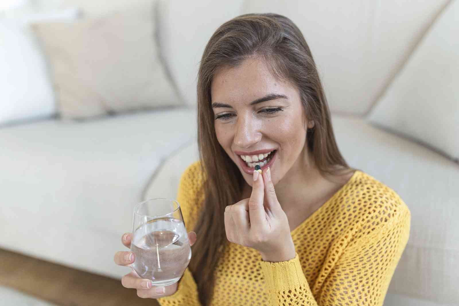 Pandemi ile hayatımızda daha da önemli bir konuma yerleşen D vitamini kullanımının diş çürüklerinin engellenmesinde de önemli bir yere sahip ...