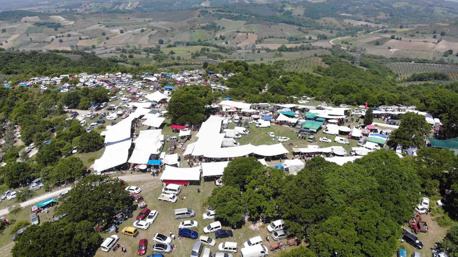 Bursa’da yılda bir kez kurulan pazara vatandaşlar akın akın geliyor. Düzenlenen etkinlikte 10 bin kişi buluştu. Mudanya ilçesinin Hançerli ...