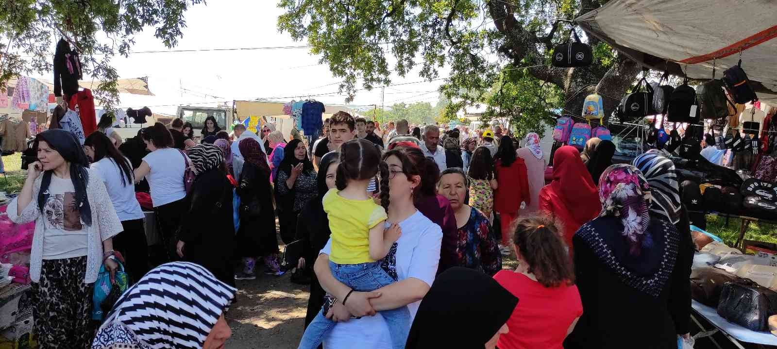 Bursa’da yılda bir kez kurulan pazara vatandaşlar akın akın geliyor. Düzenlenen etkinlikte 10 bin kişi buluştu. Mudanya ilçesinin Hançerli ...