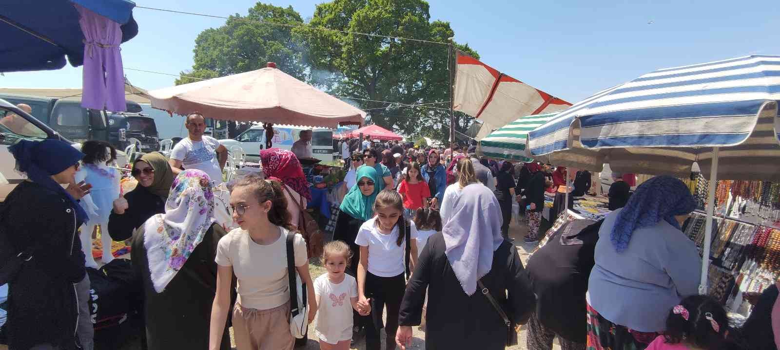 Bursa’da yılda bir kez kurulan pazara vatandaşlar akın akın geliyor. Düzenlenen etkinlikte 10 bin kişi buluştu. Mudanya ilçesinin Hançerli ...