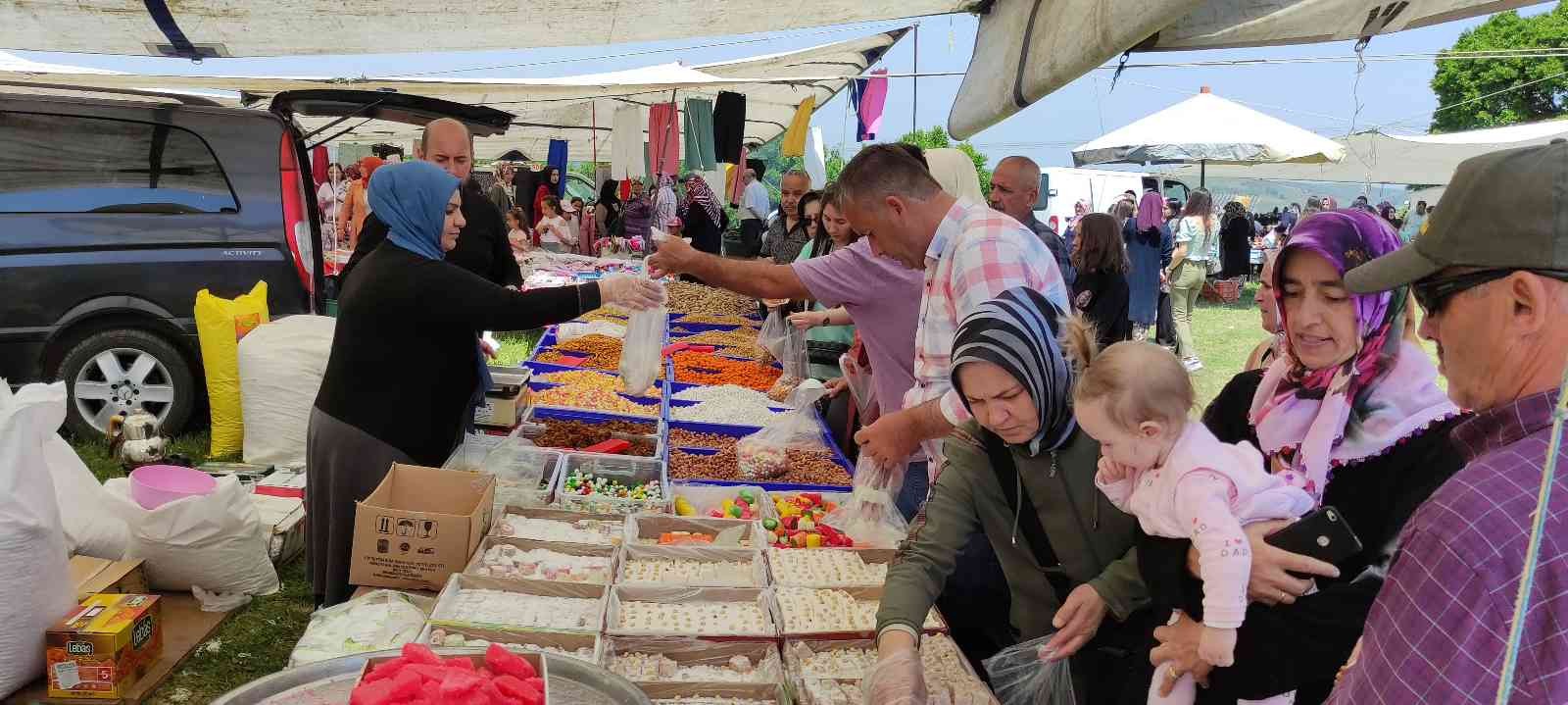 Bursa’da yılda bir kez kurulan pazara vatandaşlar akın akın geliyor. Düzenlenen etkinlikte 10 bin kişi buluştu. Mudanya ilçesinin Hançerli ...