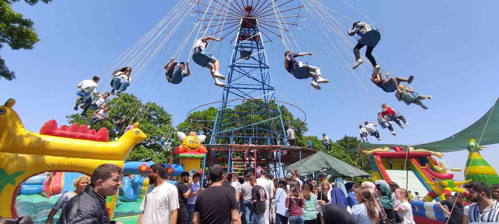 Bursa’da yılda bir kez kurulan pazara vatandaşlar akın akın geliyor. Düzenlenen etkinlikte 10 bin kişi buluştu. Mudanya ilçesinin Hançerli ...