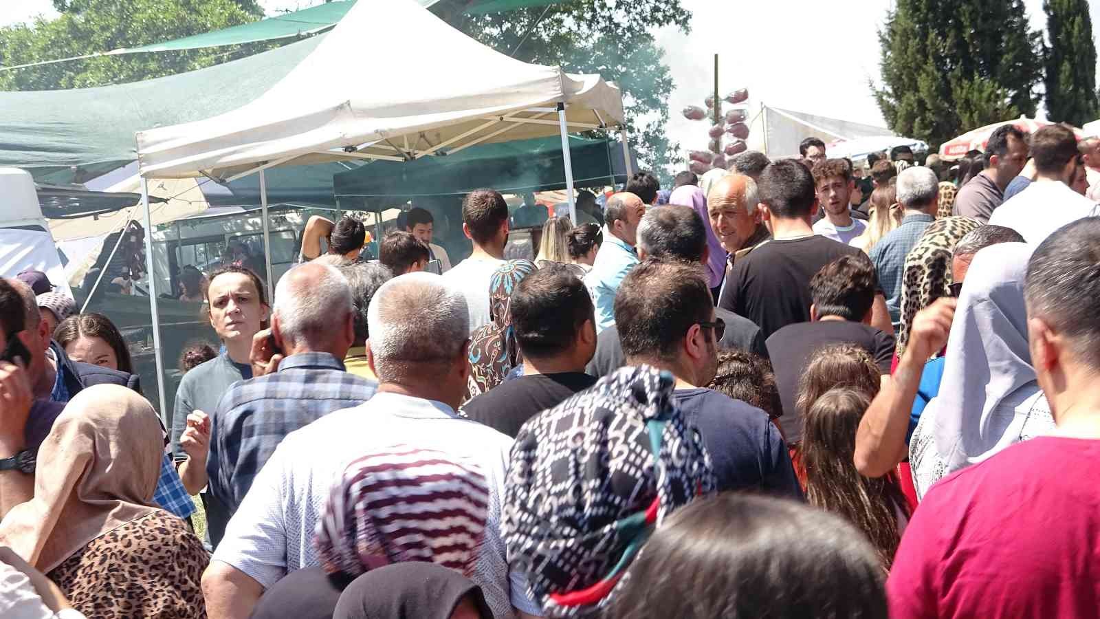 Bursa’da yılda bir kez kurulan pazara vatandaşlar akın akın geliyor. Düzenlenen etkinlikte 10 bin kişi buluştu. Mudanya ilçesinin Hançerli ...