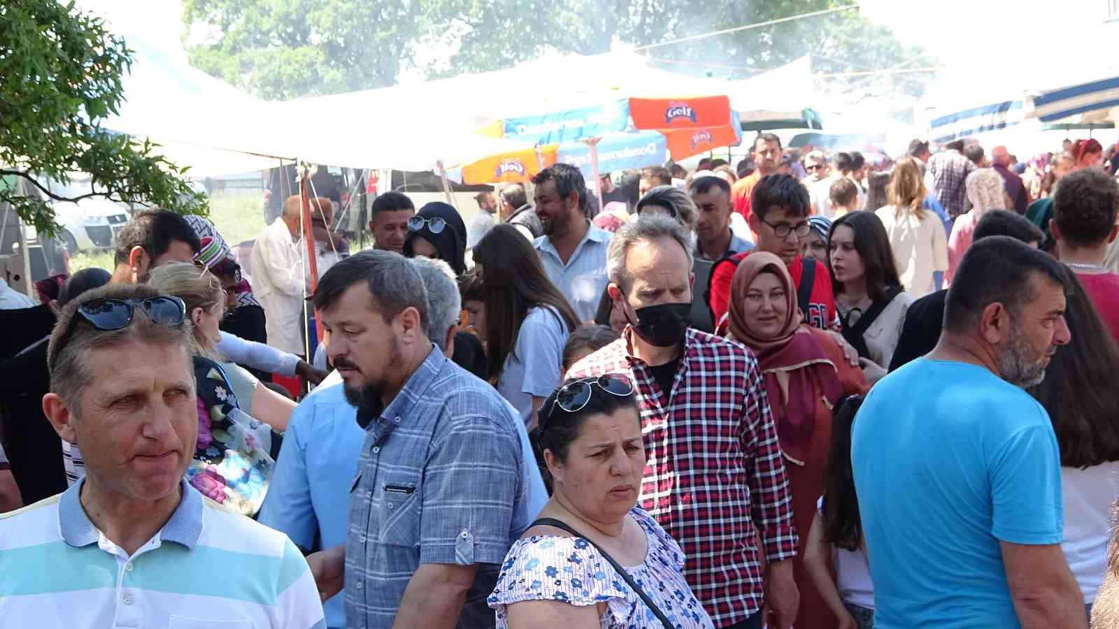 Bursa’da yılda bir kez kurulan pazara vatandaşlar akın akın geliyor. Düzenlenen etkinlikte 10 bin kişi buluştu. Mudanya ilçesinin Hançerli ...