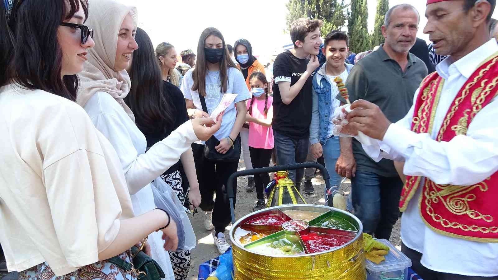 Bursa’da yılda bir kez kurulan pazara vatandaşlar akın akın geliyor. Düzenlenen etkinlikte 10 bin kişi buluştu. Mudanya ilçesinin Hançerli ...