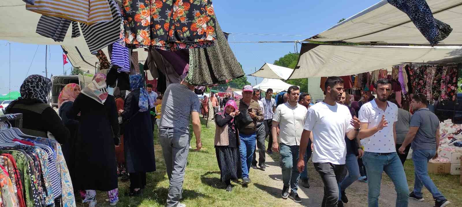 Bursa’da yılda bir kez kurulan pazara vatandaşlar akın akın geliyor. Düzenlenen etkinlikte 10 bin kişi buluştu. Mudanya ilçesinin Hançerli ...