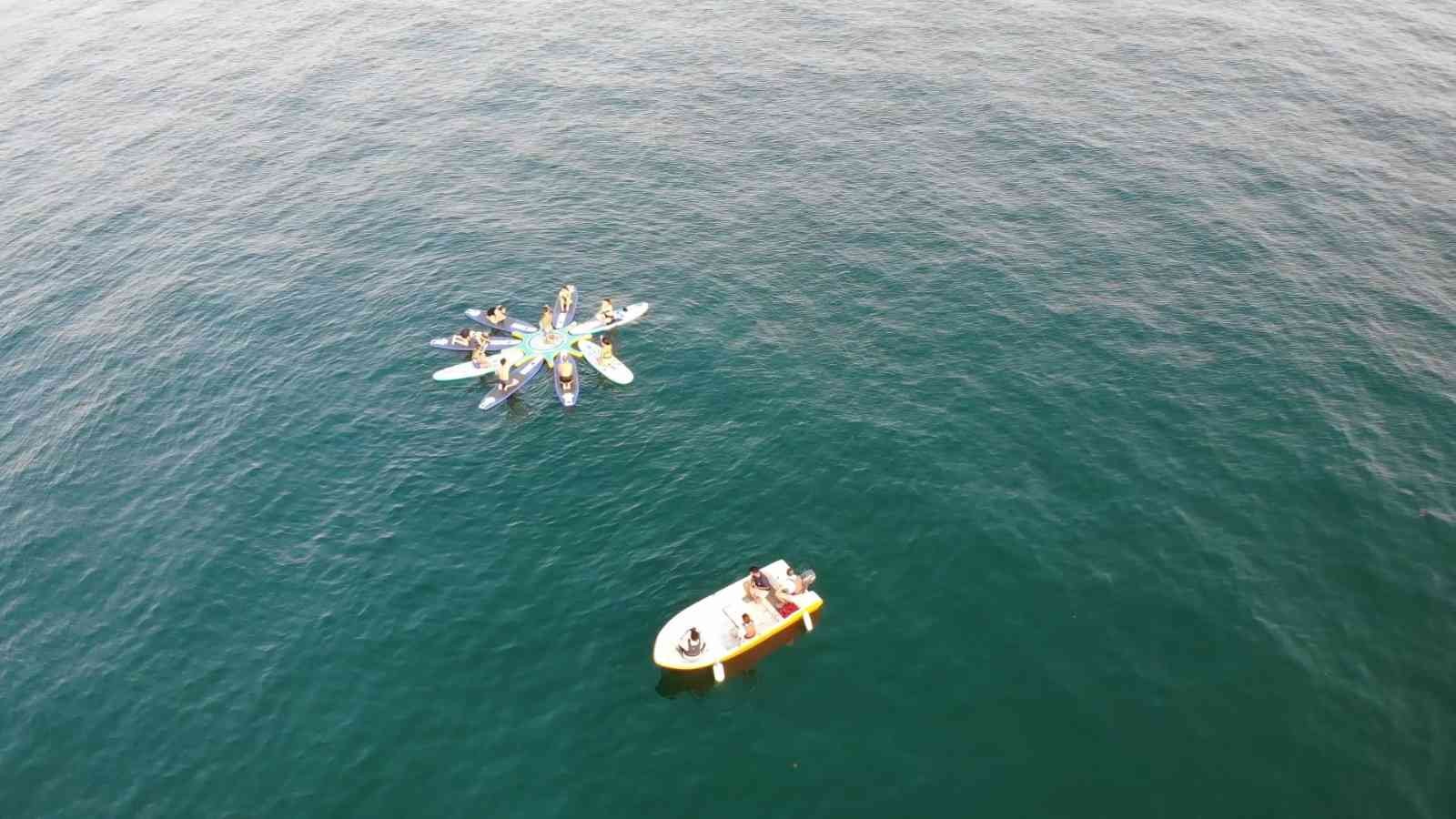 Kadıköy Caddebostan Sahili’nde eğitmenler eşliğinde bir araya gelen vatandaşlar suda yoga yaptı. Kıyıdan metrelerce uzaklıkta board üzerinde yoga ...