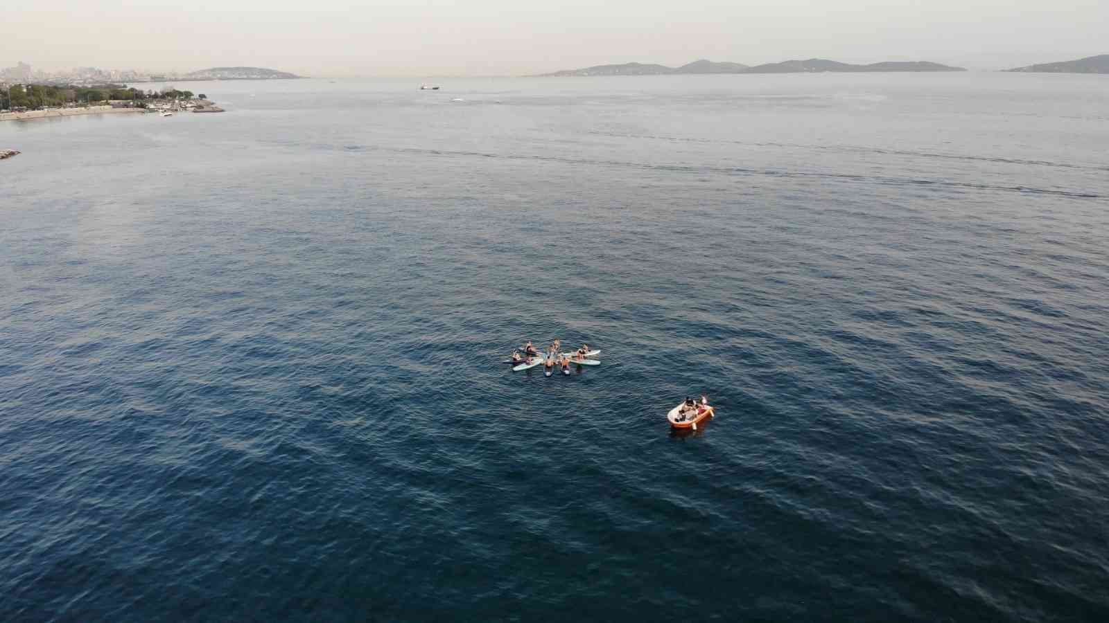 Kadıköy Caddebostan Sahili’nde eğitmenler eşliğinde bir araya gelen vatandaşlar suda yoga yaptı. Kıyıdan metrelerce uzaklıkta board üzerinde yoga ...