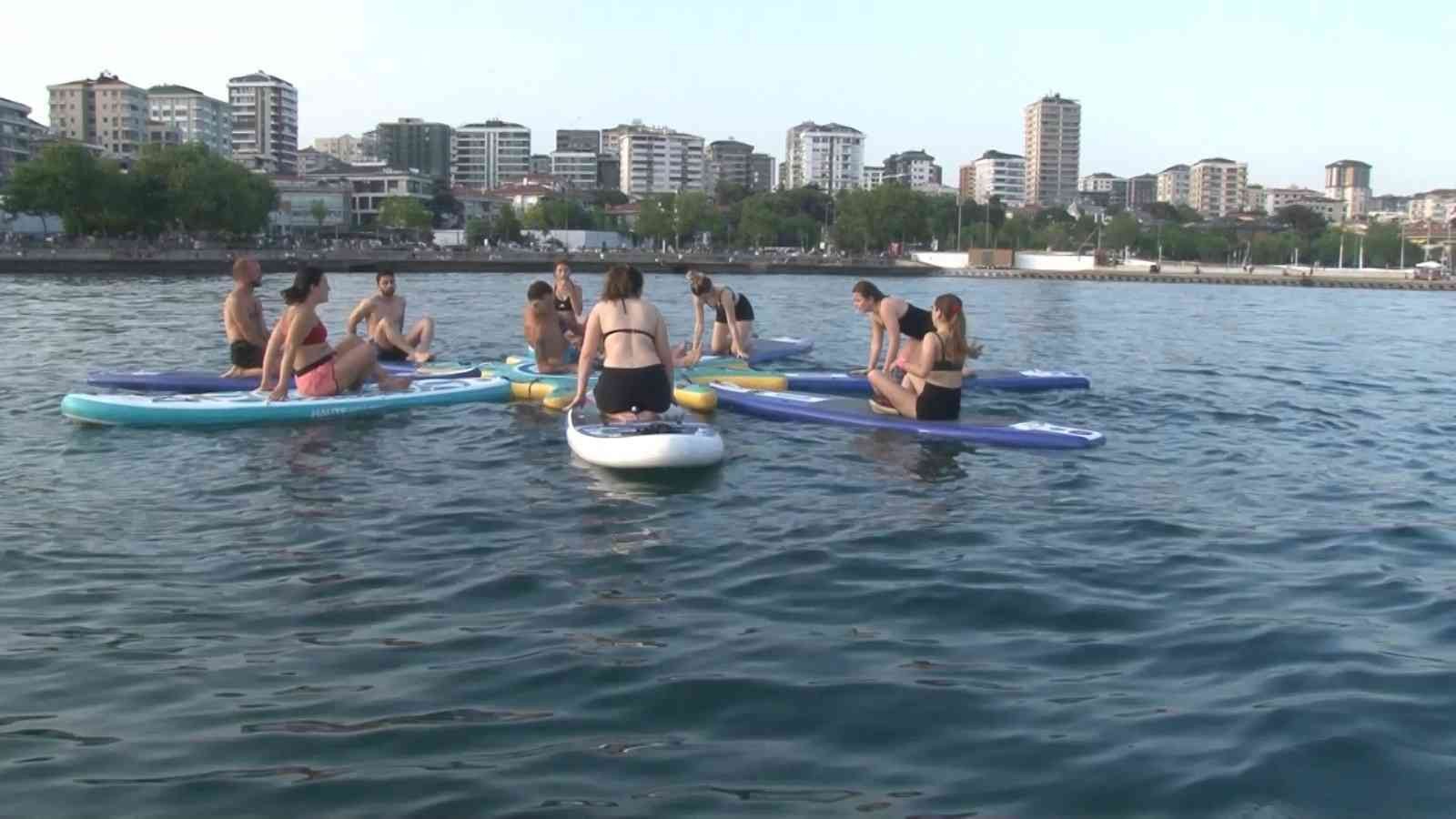 Kadıköy Caddebostan Sahili’nde eğitmenler eşliğinde bir araya gelen vatandaşlar suda yoga yaptı. Kıyıdan metrelerce uzaklıkta board üzerinde yoga ...