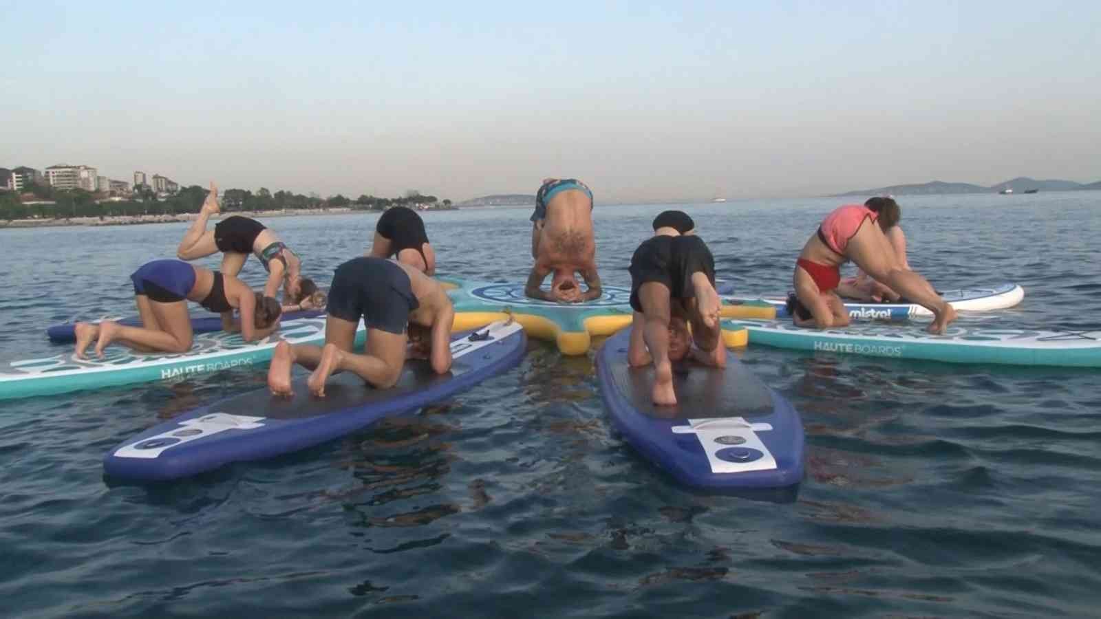 Kadıköy Caddebostan Sahili’nde eğitmenler eşliğinde bir araya gelen vatandaşlar suda yoga yaptı. Kıyıdan metrelerce uzaklıkta board üzerinde yoga ...