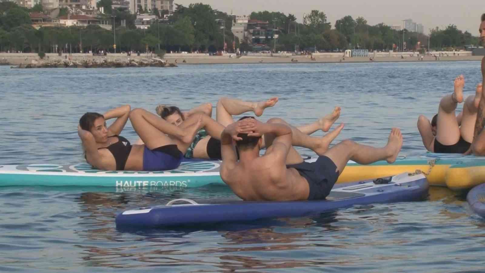 Kadıköy Caddebostan Sahili’nde eğitmenler eşliğinde bir araya gelen vatandaşlar suda yoga yaptı. Kıyıdan metrelerce uzaklıkta board üzerinde yoga ...