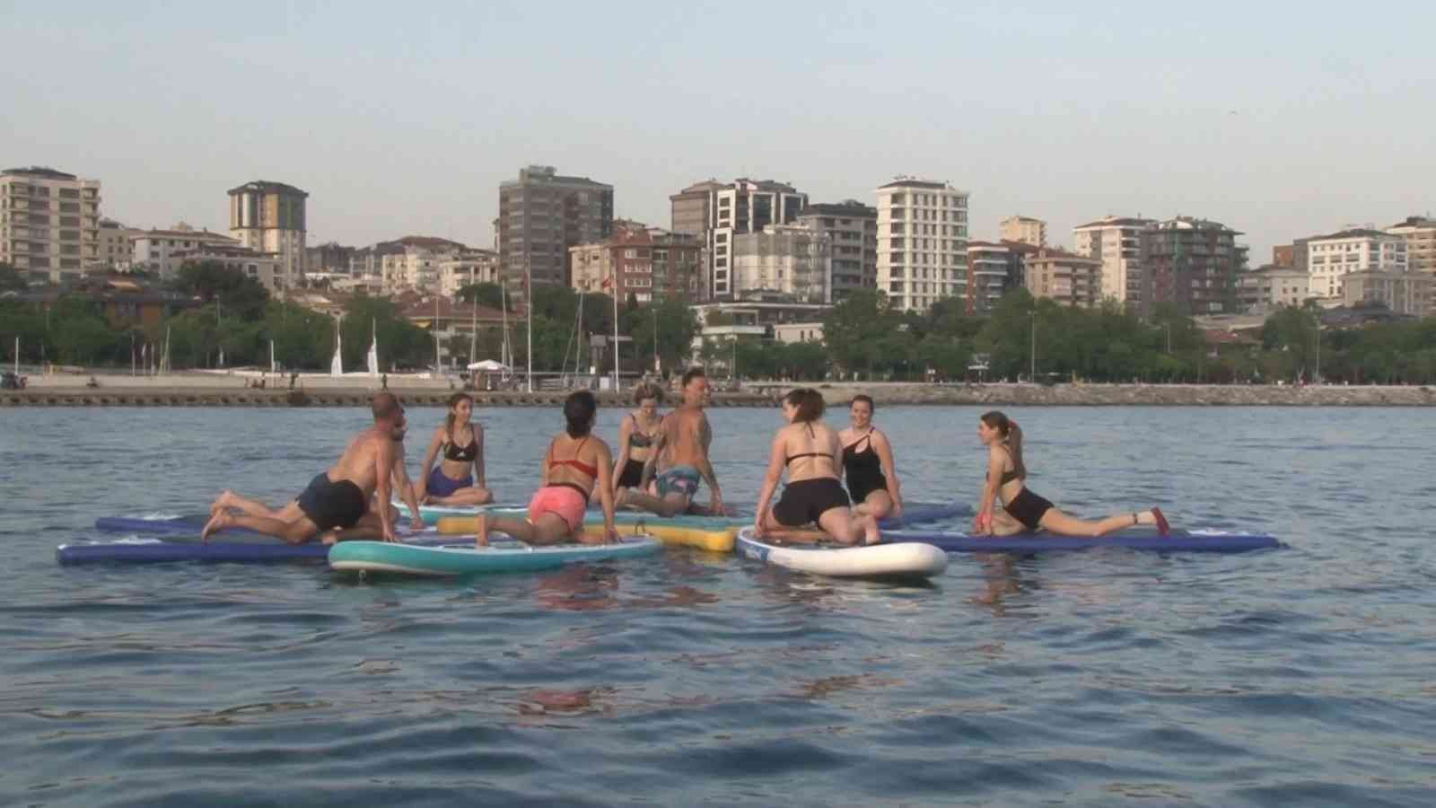 Kadıköy Caddebostan Sahili’nde eğitmenler eşliğinde bir araya gelen vatandaşlar suda yoga yaptı. Kıyıdan metrelerce uzaklıkta board üzerinde yoga ...