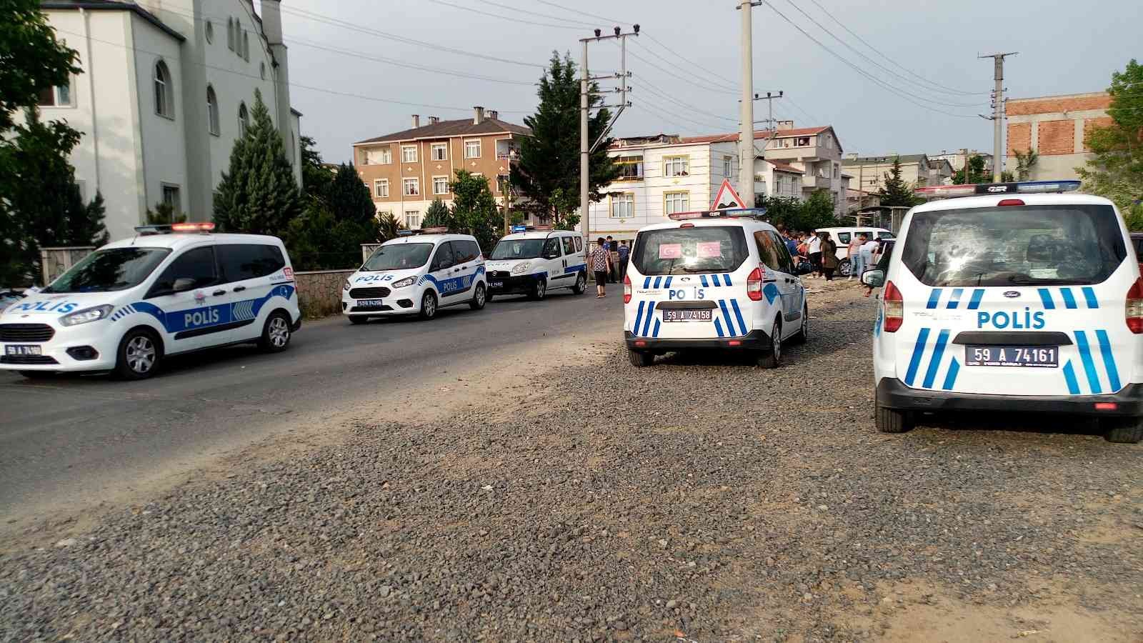 Tekirdağ’ın Çorlu ilçesinde düğün bitimi akrabalar arası çıkan kavga polis tarafından büyümeden önlendi. Olay, dün akşam saatlerinde Silahtarağa ...